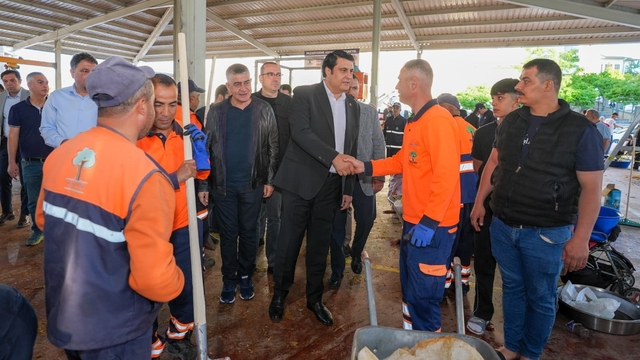 Şehitkamil'de bayram boyunca hummalı temizlik mesaisi
Yılmaz: "Temizlik çalışmaları aralıksız devam edecek"