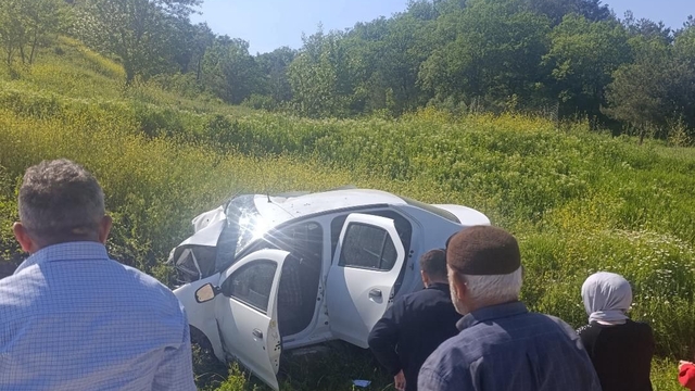 Otomobil istinat duvarına çarptı: 3 ölü, 1 yaralı
