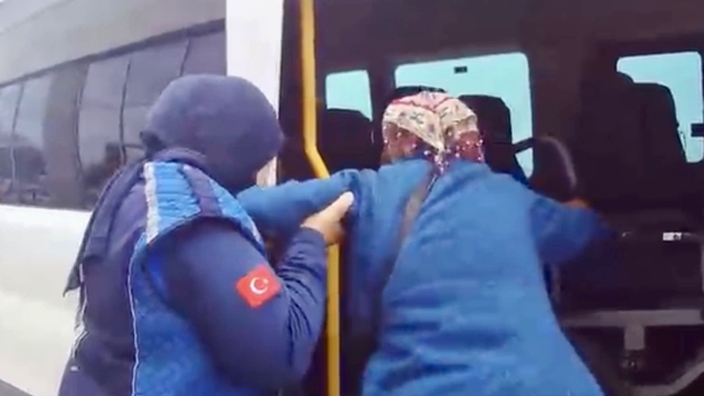 Tekerlekli sandalyesinin aküsü biten hasta kadını zabıta ekipleri hastaneye ulaştırdı