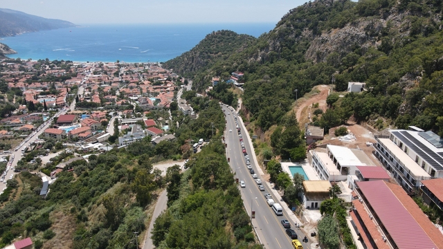 Fethiye'de bayram yoğunluğu sürüyor
Ölüdeniz yolunda 5 kilometrelik araç kuyruğu