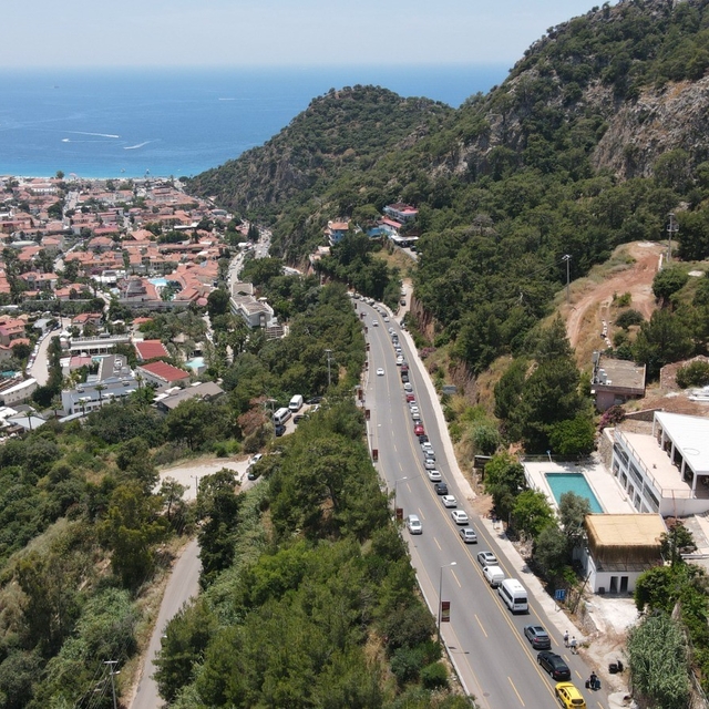Fethiye'de bayram yoğunluğu sürüyor
Ölüdeniz yolunda 5 kilometrelik araç ku...