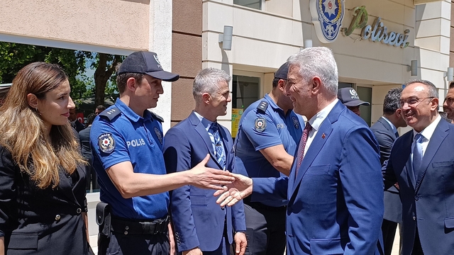 Ticaret Bakanı Bolat: "Haziran'da ihracatta büyük artış bekliyoruz"
Ticaret Bakanı Ömer Bolat Tekirdağ protokolü ve polislerle bayramlaştı