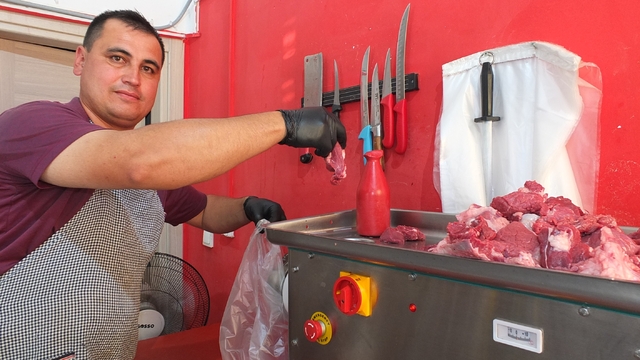 Burhaniye'de kasapların kıyma mesaisi devam ediyor
