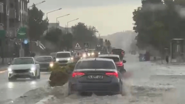 Lüleburgaz'da sağanak yağış hayatı felç etti: Cadde ve sokaklar göle döndü