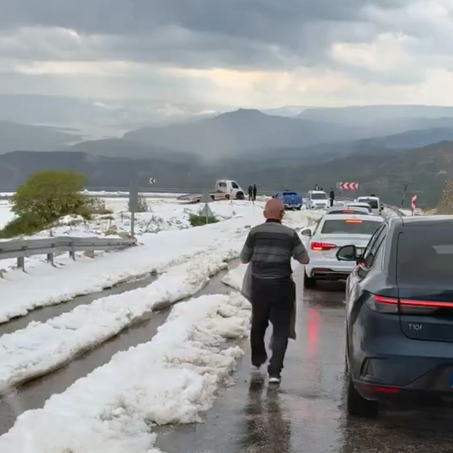 Karaman'da dolu yağışı yaşamı olumsuz etkiledi