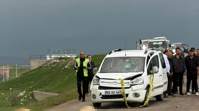 Ticari araç koyun sürüsüne daldı: Çoban öldü, 9 koyun telef oldu