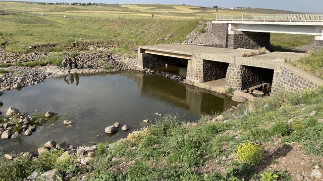 Şanlıurfa'da dereye giren çocuk boğulma tehlikesi geçirdi