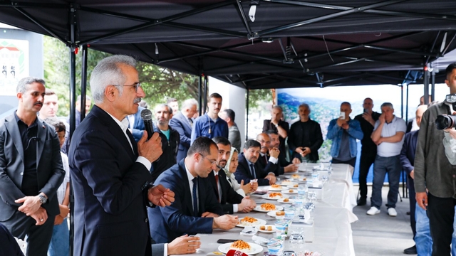 Bakan Uraloğlu memleketi Trabzon'da vatandaşlarla bayramlaştı