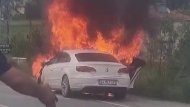 Amasya'da feci kaza: Dede ve torun hayatını kaybetti
Çarpışan otomobillerden biri alev aldı, içindekiler son anda kurtarıldı