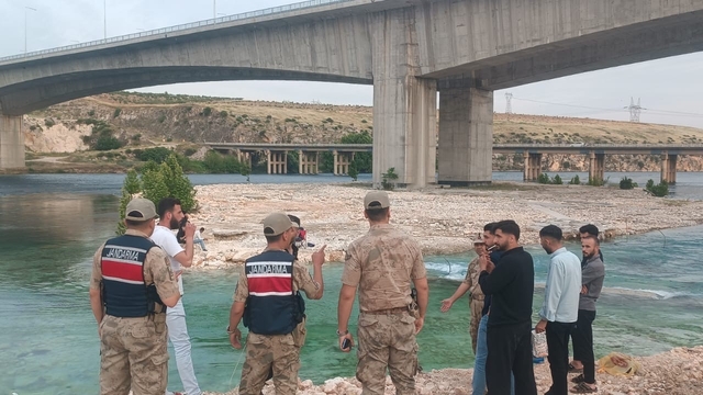 Piknik yapan 8 kişi sular yükselince mahsur kaldı