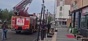 Kars'ta şiddetli rüzgârda bir apartmanın çatısı uçtu