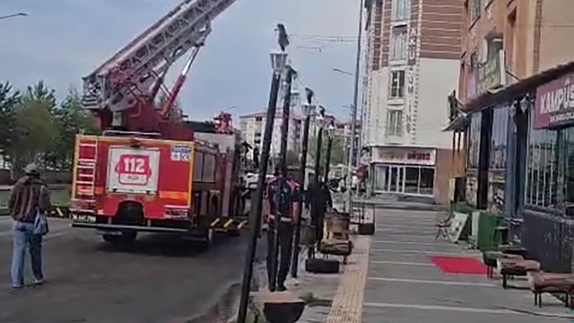 Kars'ta şiddetli rüzgârda bir apartmanın çatısı uçtu
