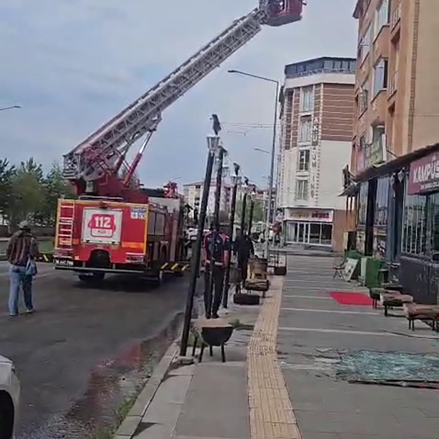 Kars'ta şiddetli rüzgârda bir apartmanın çatısı uçtu