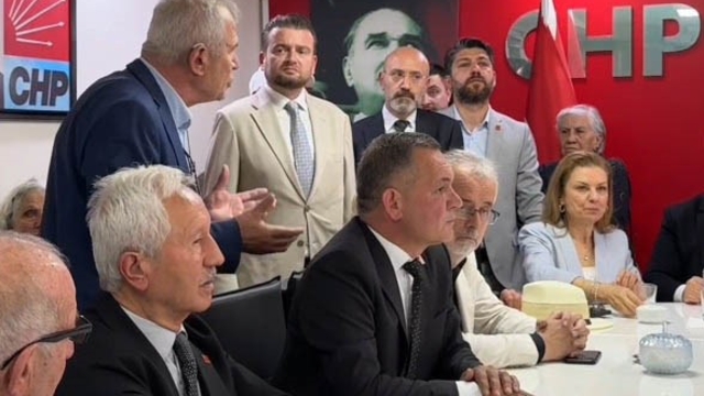 CHP'nin bayramlaşmasında "Özel-Kılıçdaroğlu" gerginliği
CHP Karabük'te bayramlaşmaya parti içi tartışma damga vurdu