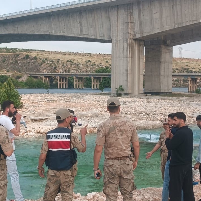 Piknik yapan 8 kişi sular yükselince mahsur kaldı
