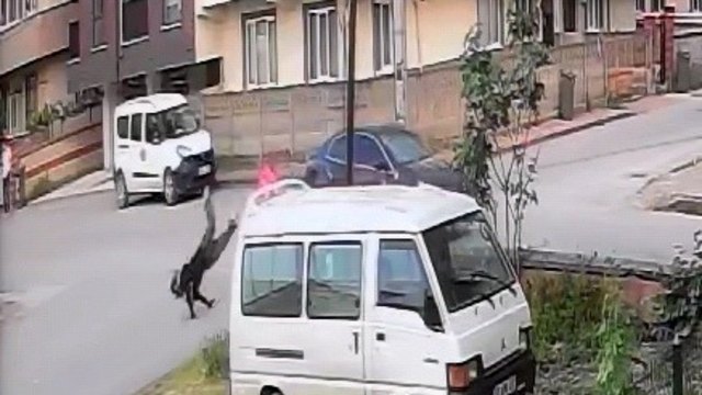 Bursa'da motosiklet ile otomobilin çarpıştığı kaza kamerada