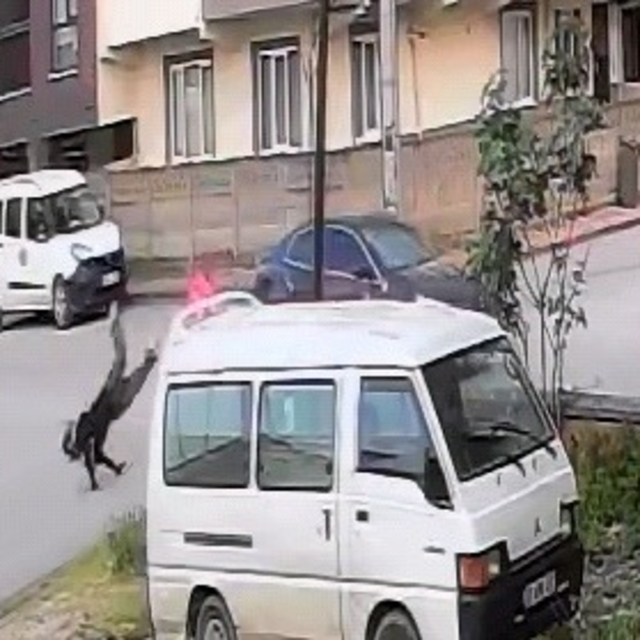 Bursa'da motosiklet ile otomobilin çarpıştığı kaza kamerada