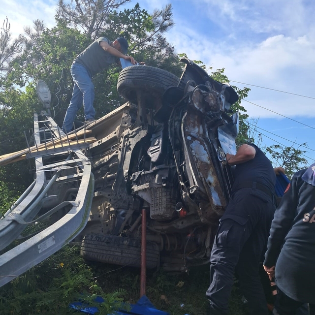 Elektrik direğine çarpan hafif ticari araç devrildi: 2 yaralı