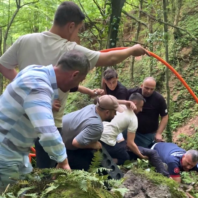Kayalıklarda mahsur kalan kişiyi, itfaiye kurtardı
