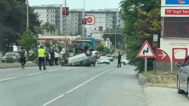 Hatay'da refüje çarpan otomobil takla attı, sürücü yaralandı