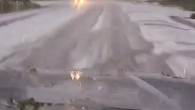 Dolu yağışı yolu beyaza bürüdü