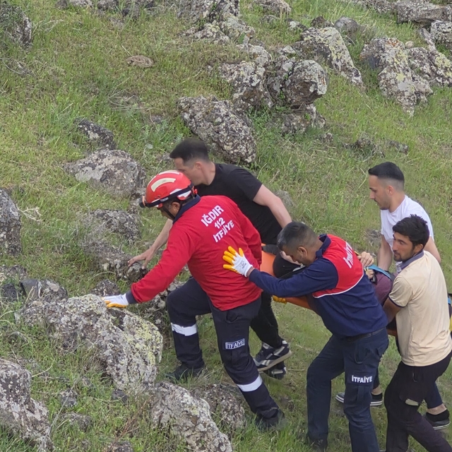 Iğdır'da otomobil uçuruma yuvarlandı: 4 yaralı