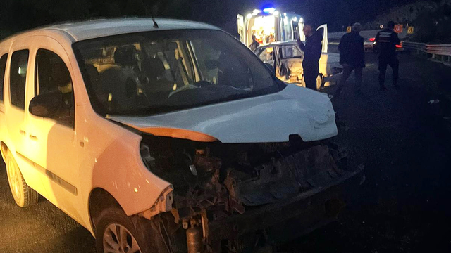 Tokat'ta otomobil ile hafif ticari aracın çarpıştığı kazada 8 kişi yaralandı