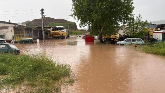 Çorum'da sağanak ve dolu: Yollar su altında kaldı