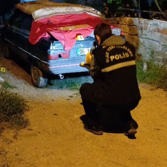 Babasının evinin önünde tüfekle atıp açtı