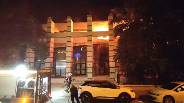 Kuşadası'nda eski PTT binasında yangın