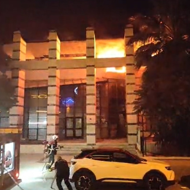 Kuşadası'nda eski PTT binasında yangın