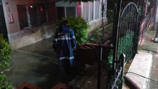 Kocaeli'de sağanak etkili oldu: ev ve iş yerlerini su bastı