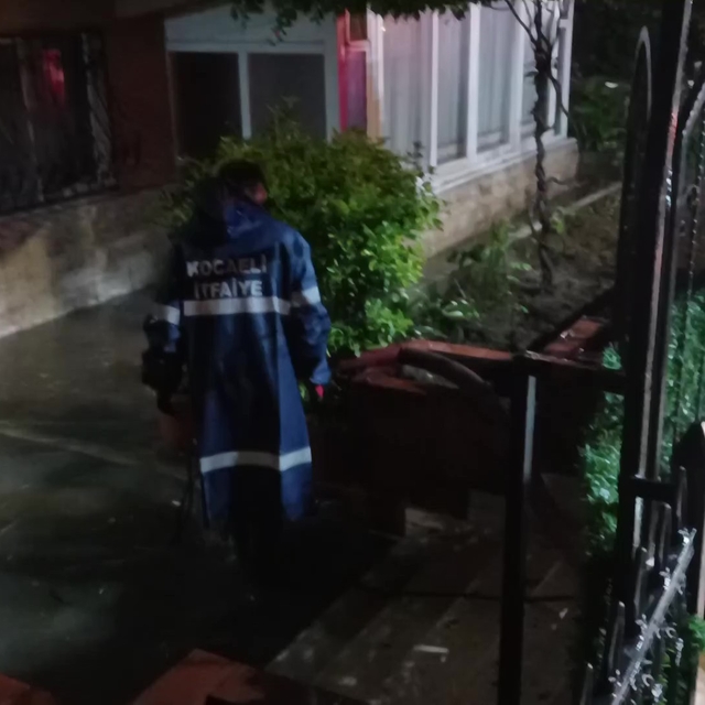 Kocaeli'de sağanak etkili oldu: ev ve iş yerlerini su bastı
