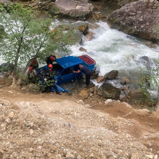Otomobil dereye düştü; karı-koca öldü, 1 yaralı