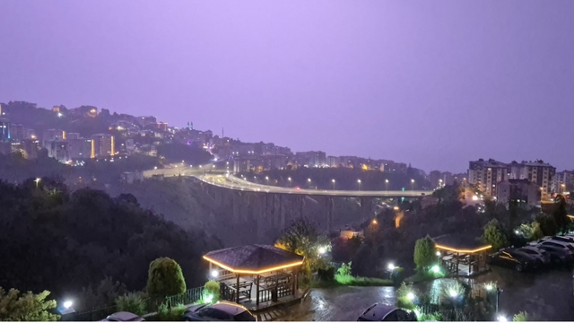 Trabzon'da yağmurla birlikte çakan şimşekler gökyüzünü aydınlattı