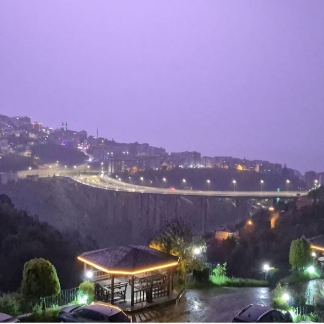 Trabzon'da yağmurla birlikte çakan şimşekler gökyüzünü aydınlattı