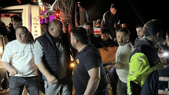 Kastamonu'da otomobil 150 metre yüksekten uçuruma yuvarlandı: 1 ölü, 3 yaralı
Nişan hazırlığı için geldiği ilçede feci kazada hayatını kaybetti
Uçuruma yuvarlanan otomobildeki yaralıları kurtarmak için zamanla yarıştılar