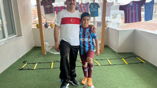 Oğlunun hayali için evinin balkonunun mini futbol sahasına çevirdi
