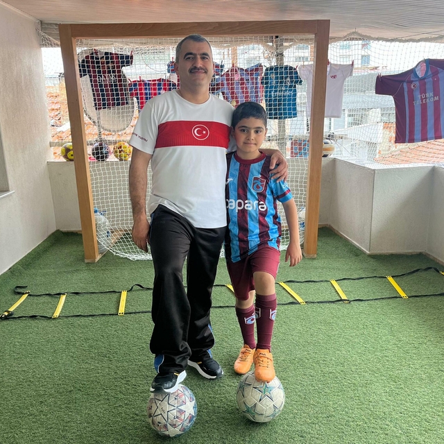 Oğlunun hayali için evinin balkonunun mini futbol sahasına çevirdi