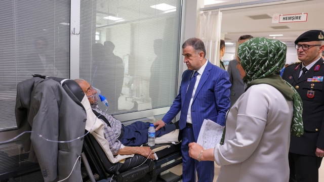 Bayburt'ta sağlık çalışanları ve hastalarla bayramlaşıldı
