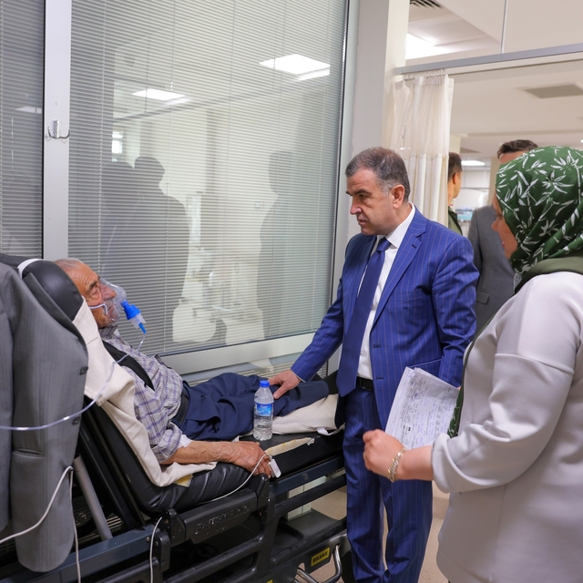 Bayburt'ta sağlık çalışanları ve hastalarla bayramlaşıldı