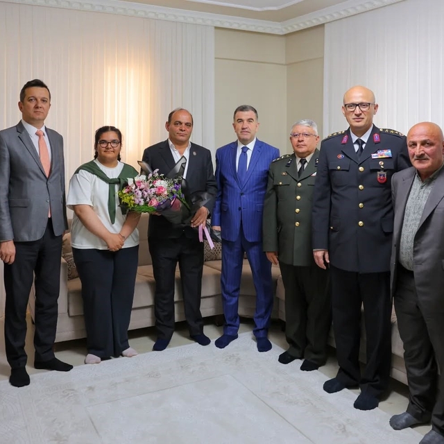 Bayburt'ta şehit ailesi ve gaziye bayram ziyareti
