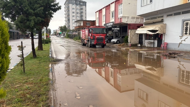 Osmaniye'de şiddetli yağış etkili oldu yollar kapandı