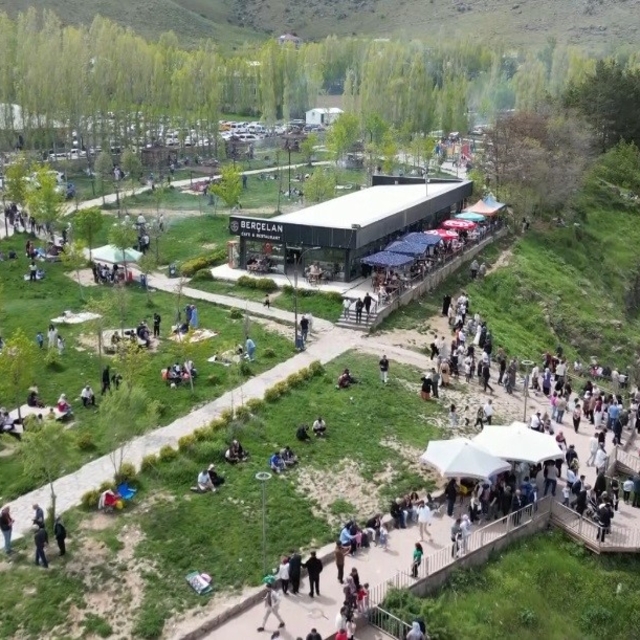 Van'ın doğa harikası bayramda doldu taştı
Muradiye Şelalesi'ne ziyaretçi ak...