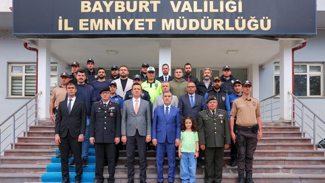Bayburt'ta bayram nöbetindeki güvenlik güçleriyle bayramlaşıldı