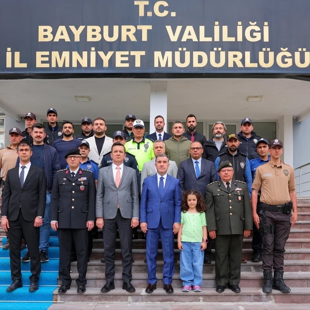 Bayburt'ta bayram nöbetindeki güvenlik güçleriyle bayramlaşıldı