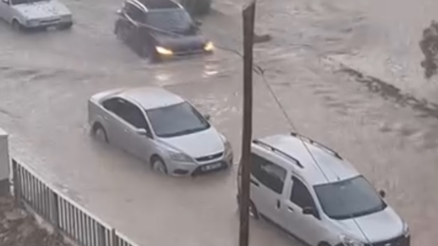 Doğu Akdeniz'de sağanak; caddeleri su bastı