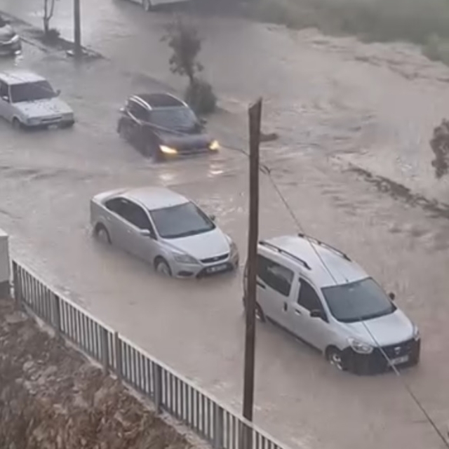 Doğu Akdeniz'de sağanak; caddeleri su bastı