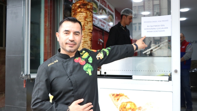 Camide bedensel engelli çocuktan etkilendi; işletmesinde engellilere ücretsiz yemek projesi başlattı