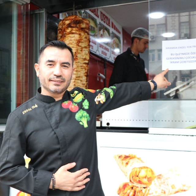 Camide bedensel engelli çocuktan etkilendi; işletmesinde engellilere ücrets...